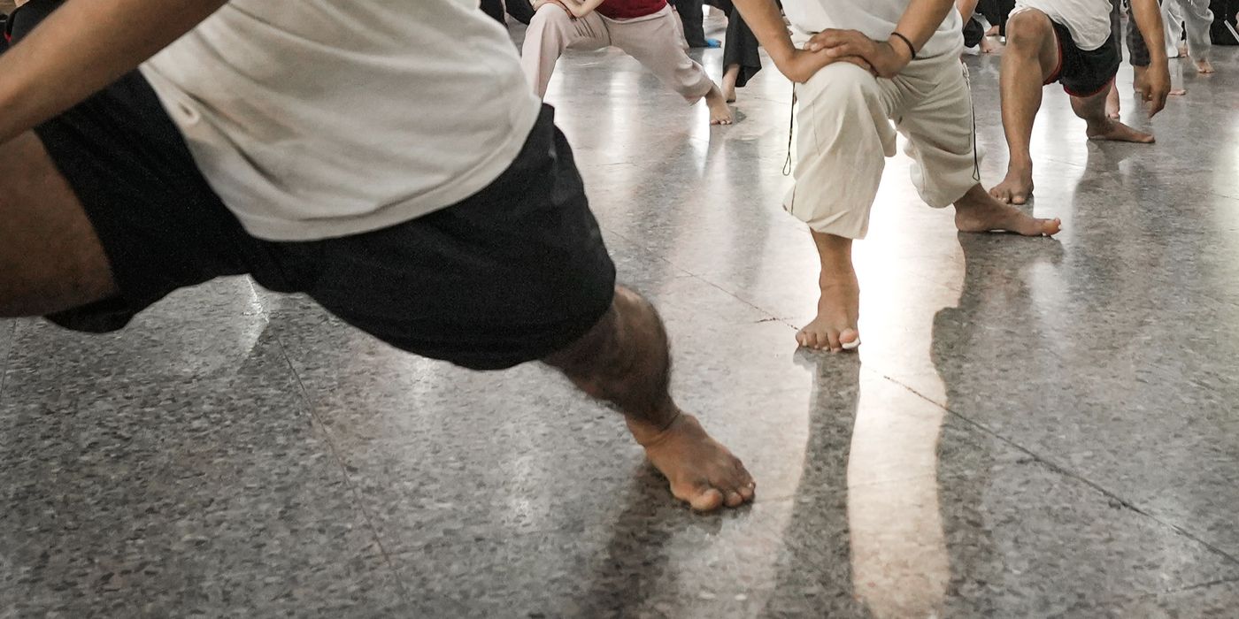 Kaki sekelompok penari saat latihan bersama di ruang studio